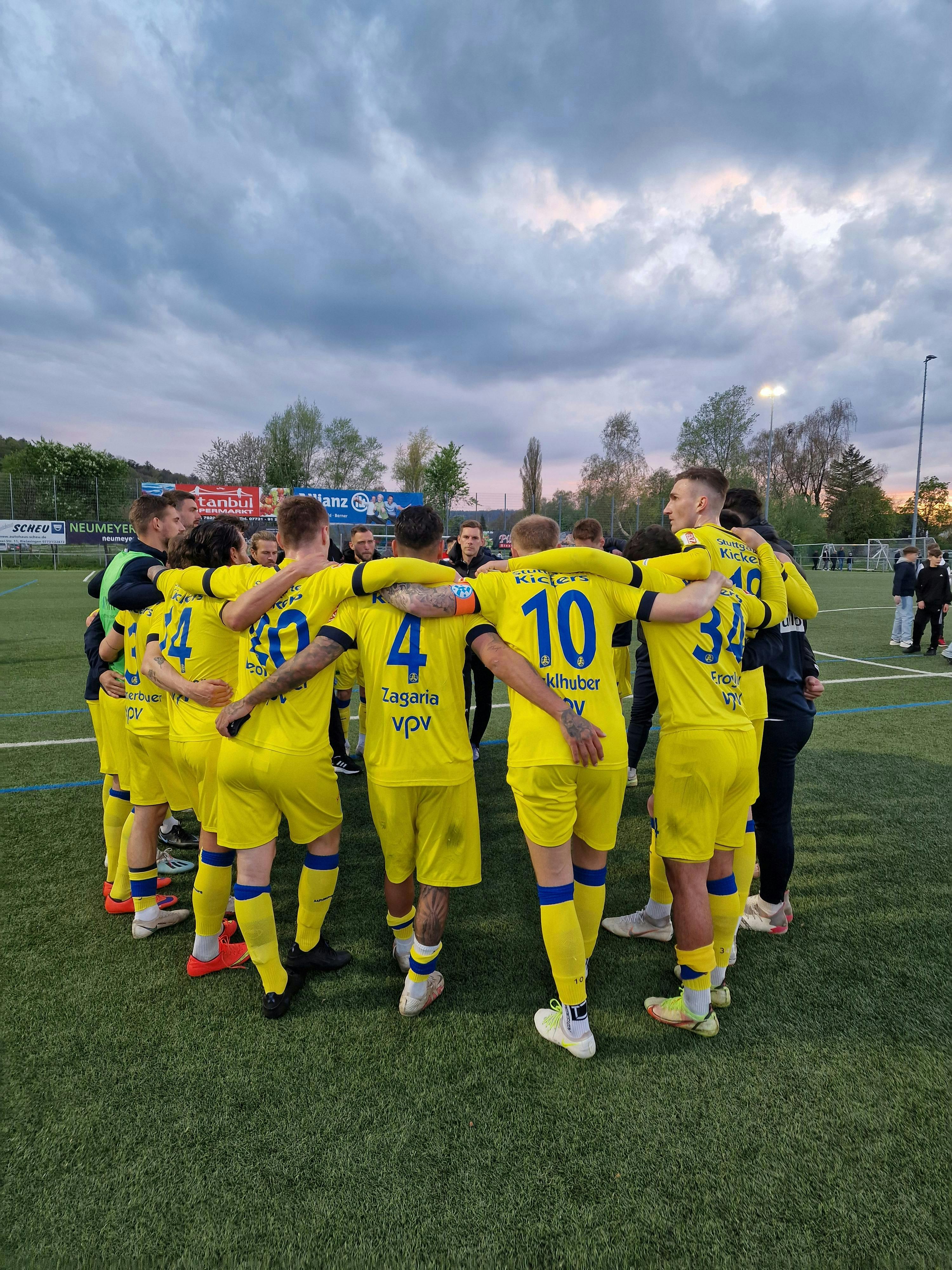 Kickers setzen sieben Ausrufzeichen und feiern einen deutlichen Auswärtssieg beim 1. FC Rielasingen-Arlen